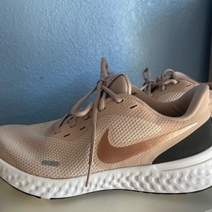 Women’s Nike Revolution size 9.5 in great condition! Light pink, no marks! 👟